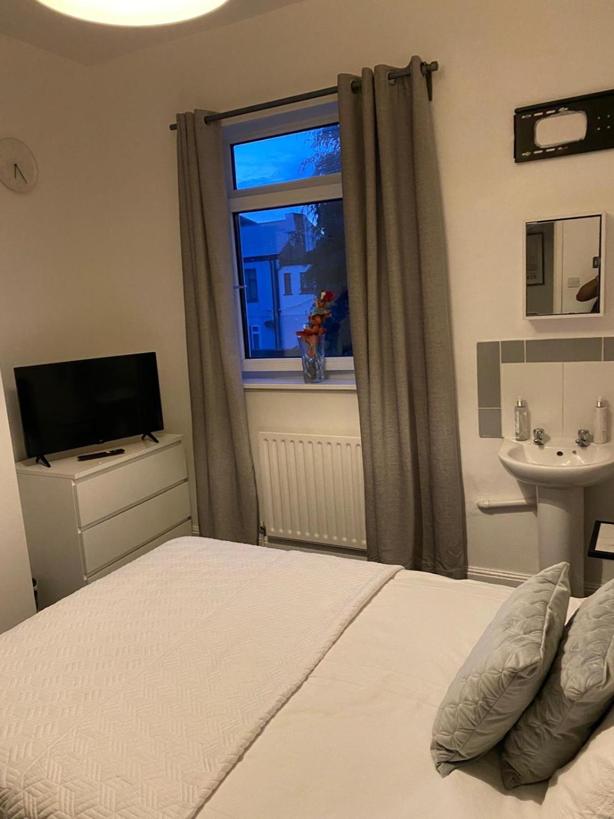 Precise Homes Ltd Вулвергемптон Екстериор снимка